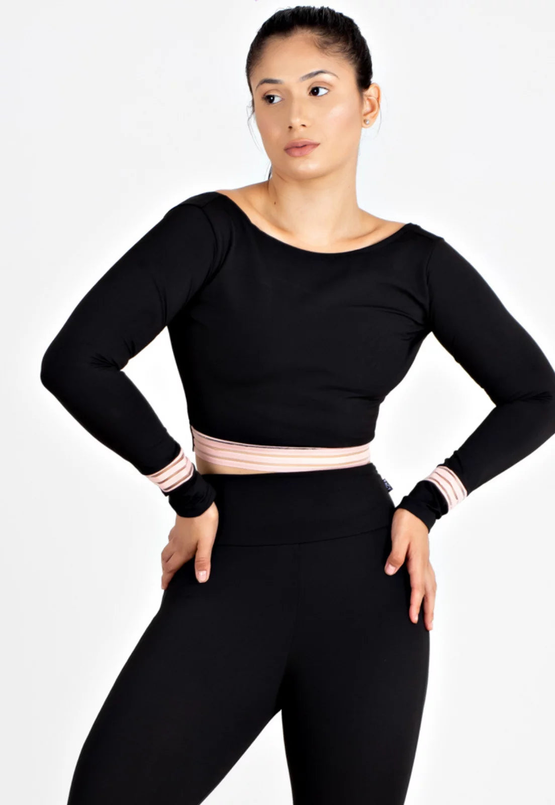Cropped Fitness Preto Manga Longa com Detalhe Rosa Costa Aberta