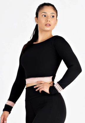 Cropped Fitness Preto Manga Longa com Detalhe Rosa Costa Aberta
