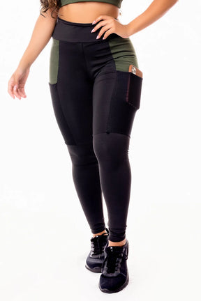 Calça Legging Cintura Alta Preta com Detalhe em Tela Verde Militar